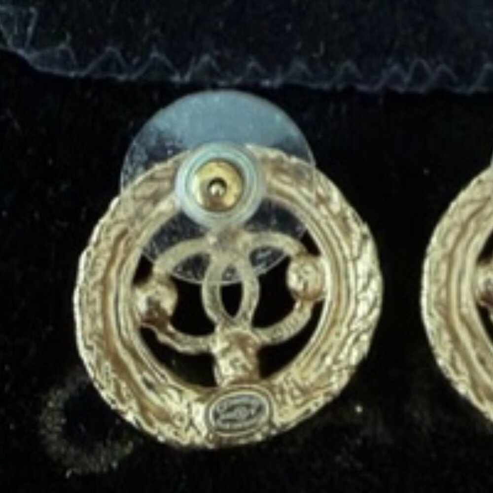 ✨ Chanel 2018 CC Gold-Tone Pearl Button Pierced Earrings A18V | Box - Picture 9 of 10